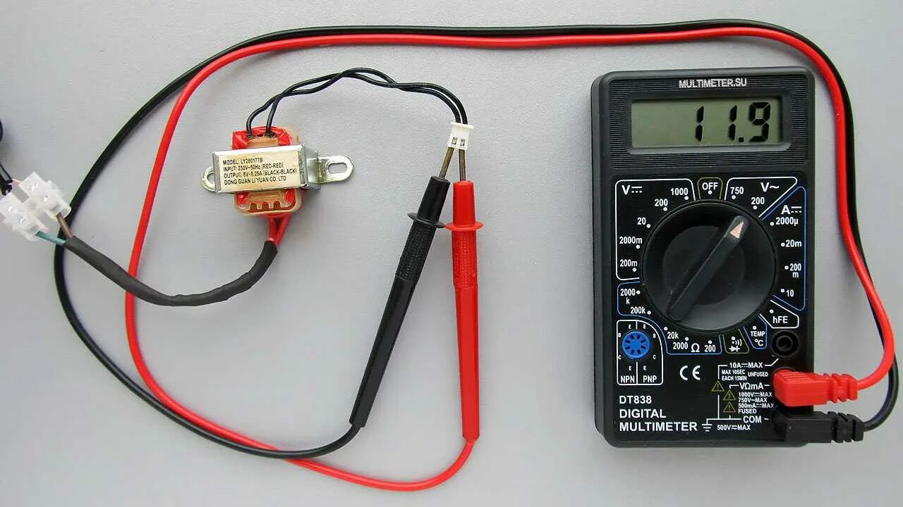 Мультиметр dt-830b. 220 вольт это постоянный или переменный ток. Цифровой мультиметр dt-830b. В розетке 220 вольт ток переменный или постоянный. Мультиметр м830в измерение напряжения аккумулятора.