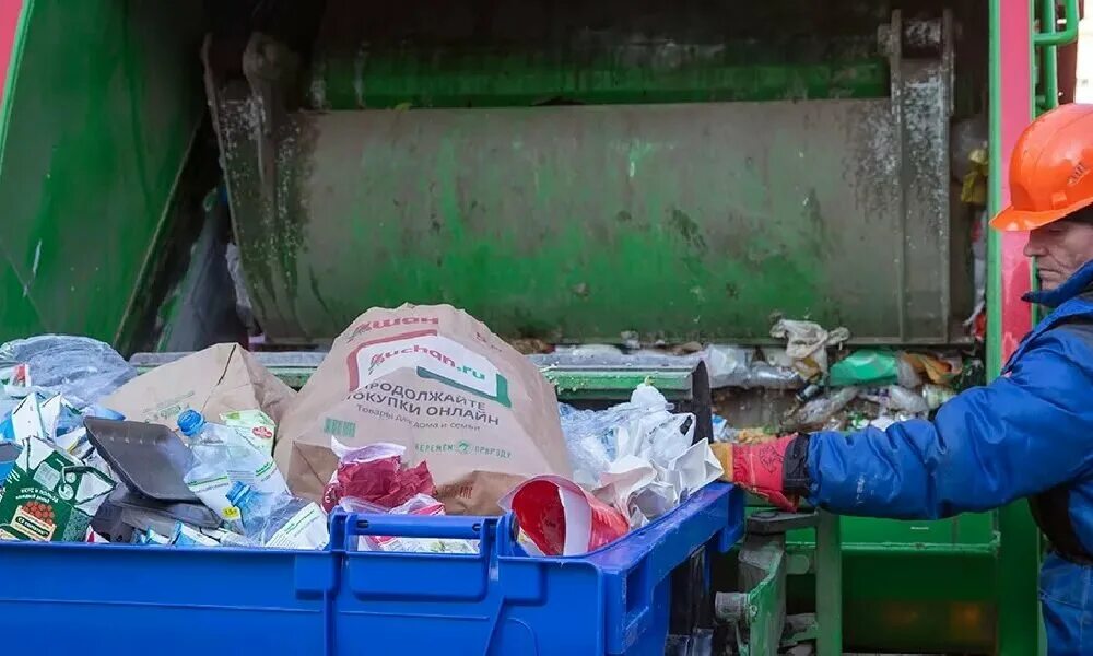 меняю отходы на доходы ритуал. выбрасывает деньги. ведро с деньгами. деньги в помойке. меняю мусор на мечту картинка.