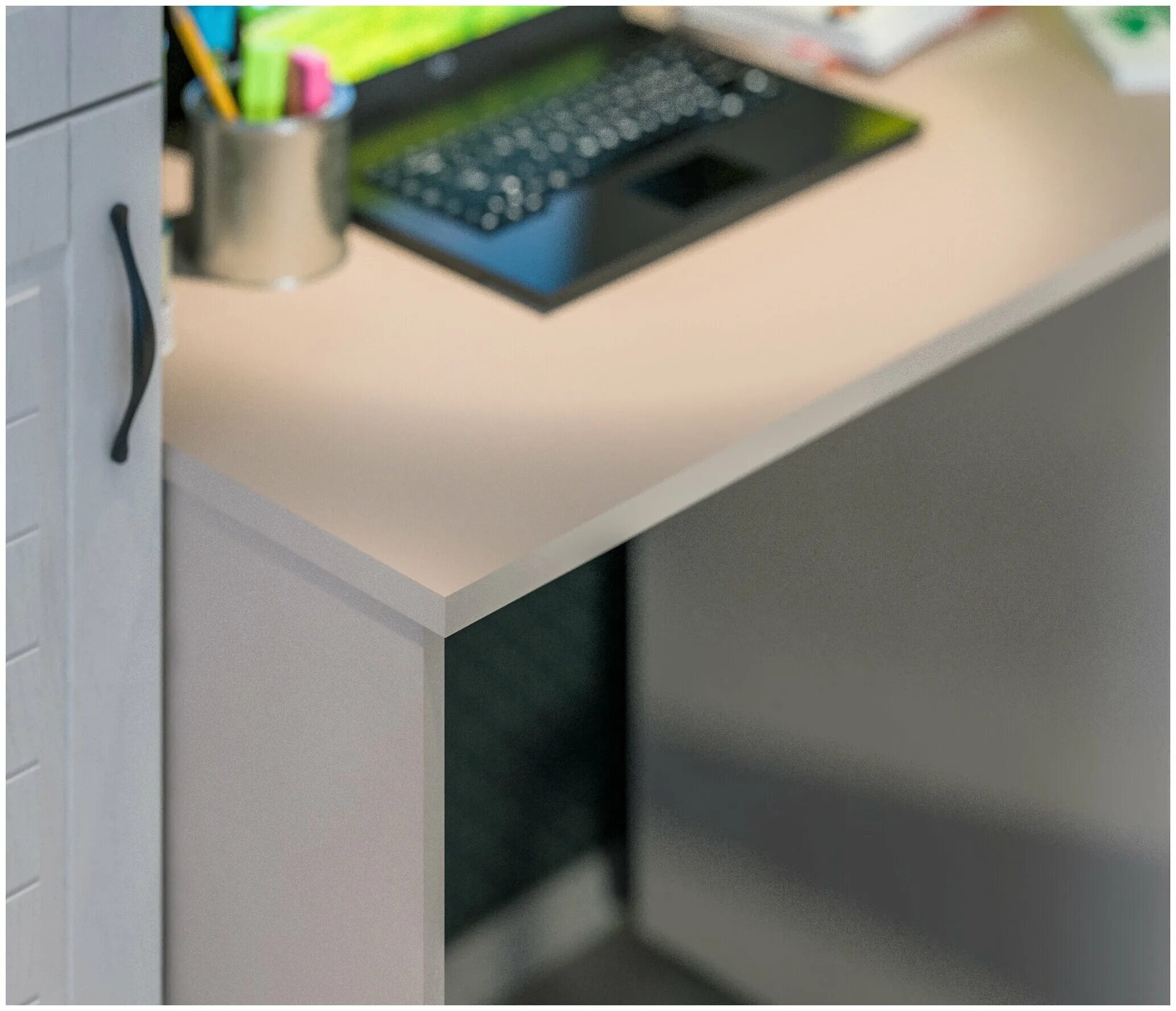 современная кухня с панорамными окнами. рабочий стол плиты. рабочий стол плиты. профессиональное кухонное оборудование. кухонный остров.