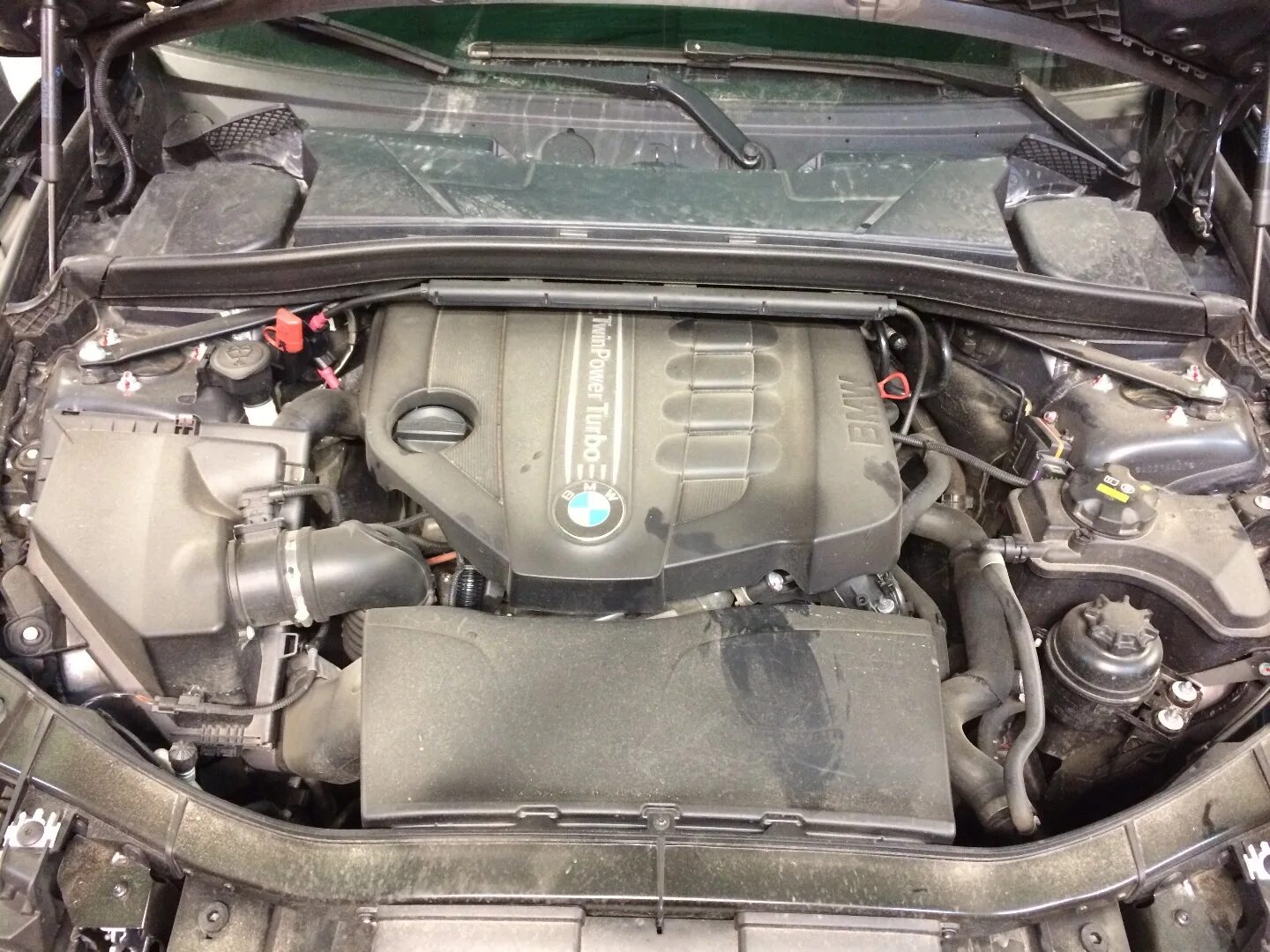 БМВ х3 моторный отсек агрегаты. Кожух двигателя БМВ Х 1 Е 84 2.0 бензин. БМВ х1 2 дизель е84 2014 где турбина. БМВ х1 2 дизель е84 2014 где находится турбина. Масло в бмв х1 е84