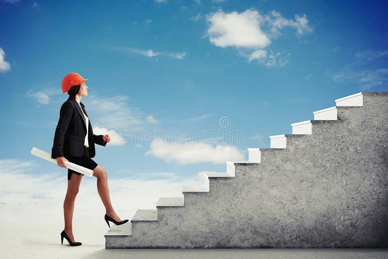 Девушка поднимается по лестнице. Женщина поднимается по лестнице в небо. Красивая девушка поднимается по лестнице. Женщина поднимается по ступеням.