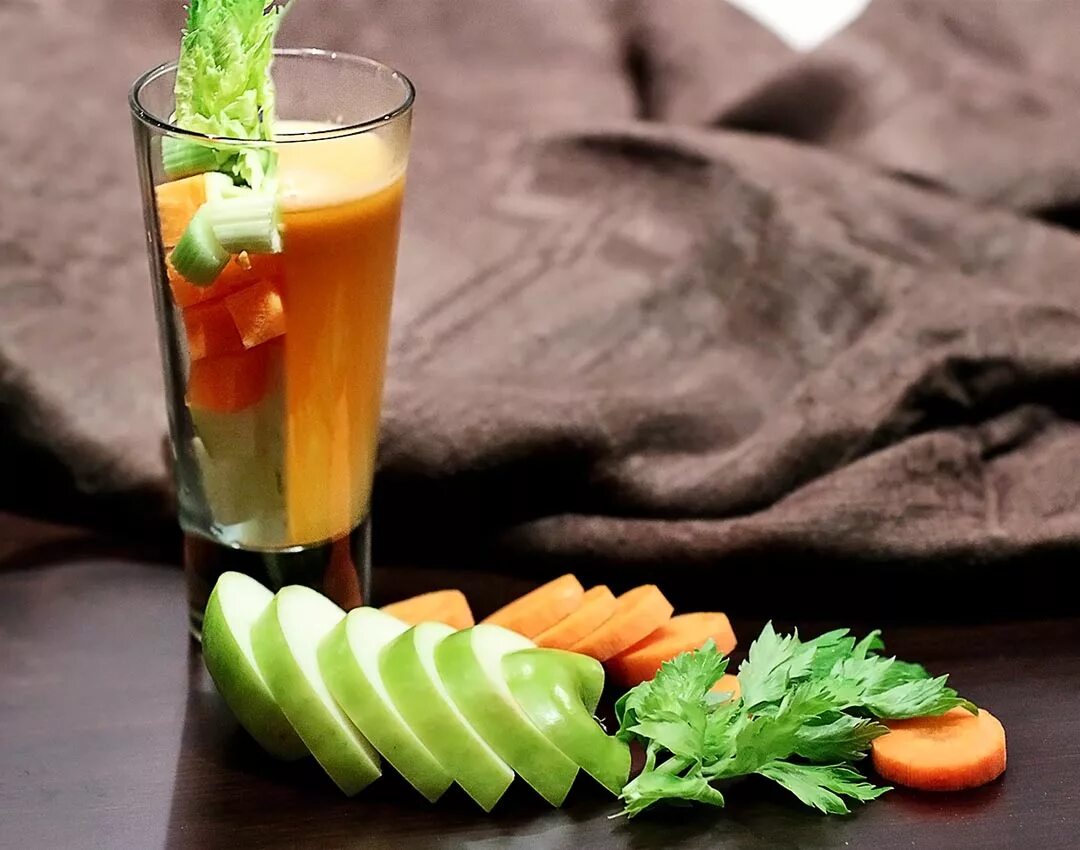 Сок сельдерея натощак утром польза. Свежевыжатый морковный сок. Свежевыжатый сок морковь. Фреш яблоко морковь. Свежевыжатый сок сельдерея.