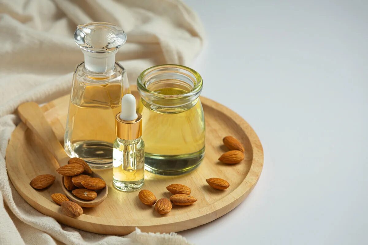 Миндальное масло свойства. Sweet Almond Oil. Миндальное масло. Миндальное масло фото. Миндальное масло в косметологии.