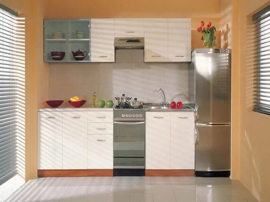 Кухня без холодильника. Холодильник на кухне. Кухонный гарнитур с холодильником. Кухонный гарнитур прямой с холодильником. Кухонный гарнитур справа.