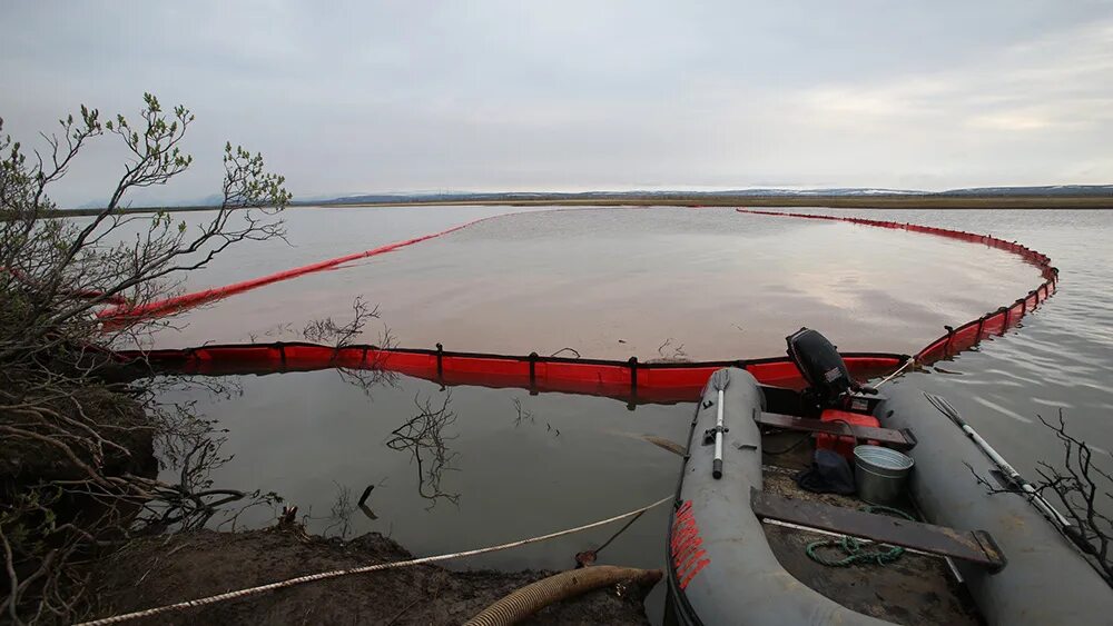Красная река далдыкан. Разлив нефти в норильске 2020. Разлив топлива в норильске 2020. Река топливо. Разлив дизельного топлива в норильске 2020.