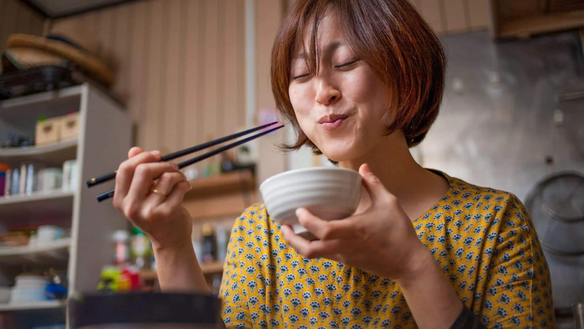 Japanese women is. Что едят японцы. Чавканье в Японии. Японцы кушают. Японка кушает.