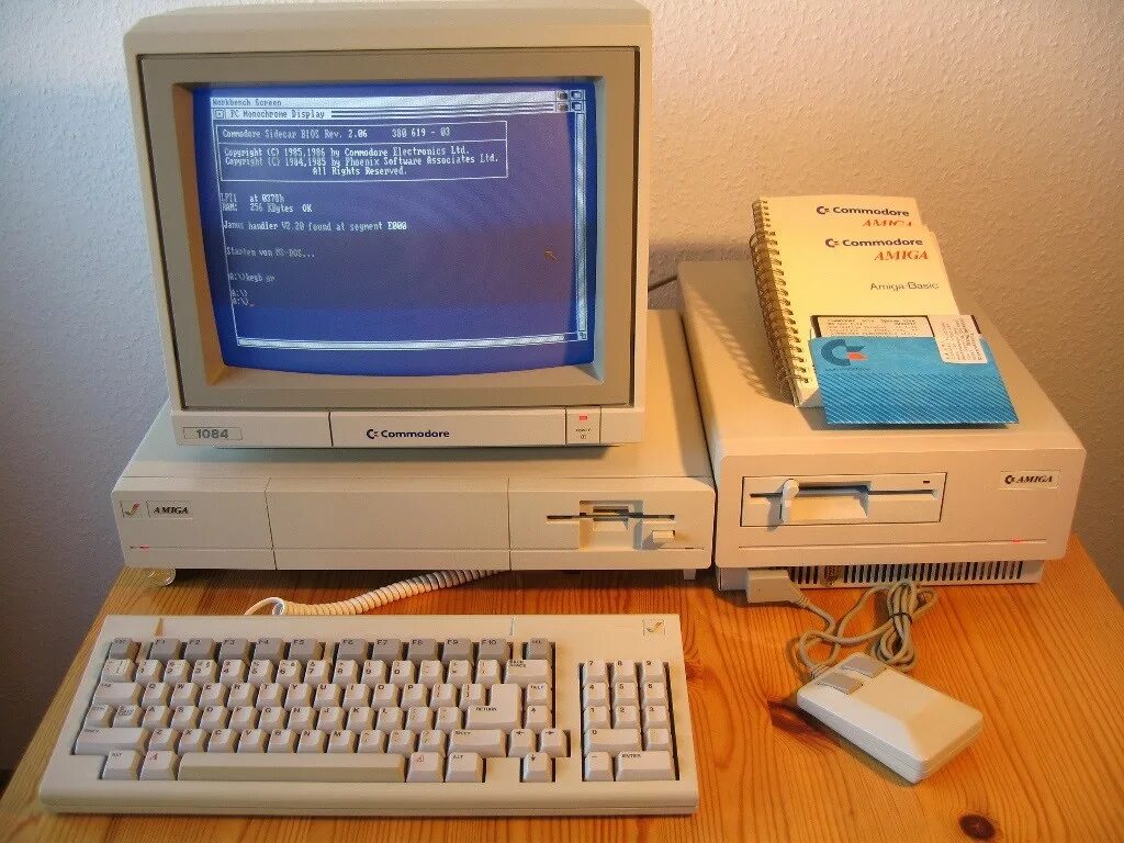 Компьютер начал. Амига 1000 компьютер. Коммодор амига 1000. Компьютер Коммодор Амиго. Амига ОС 1985.