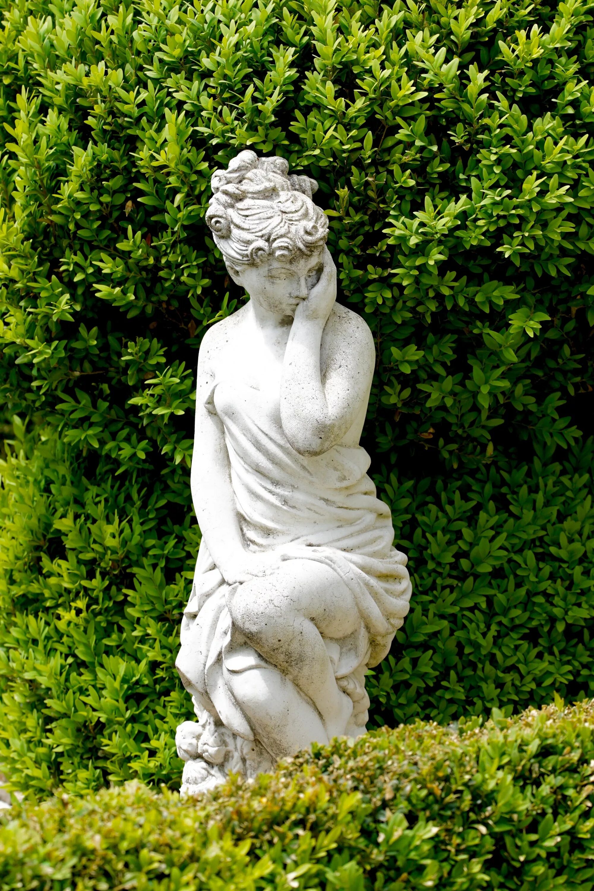 Найди статую. Садовая скульптура. Статуи для сада. Статуя женщины. Парковая скульптура.