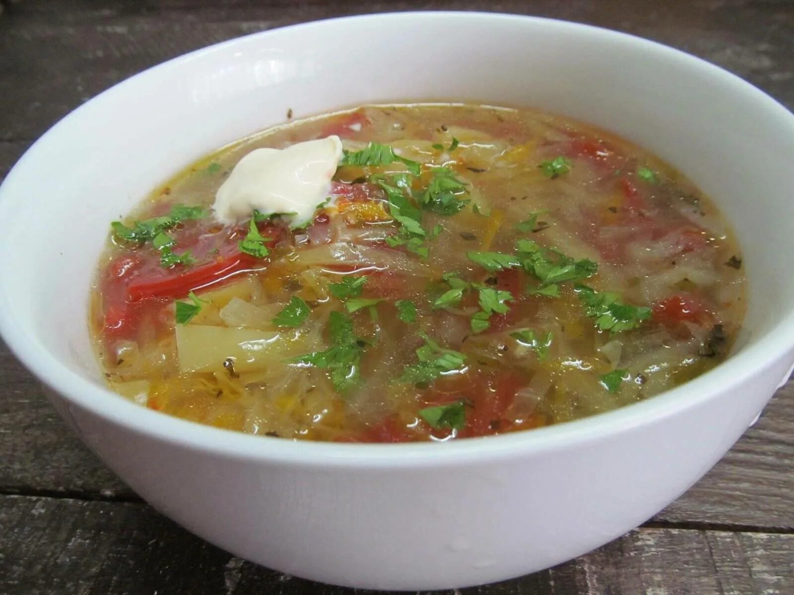 Суп щи с капустой из курицы. Суп щи. суп овощной со сметаной. щи без картошки. ленивые щи.