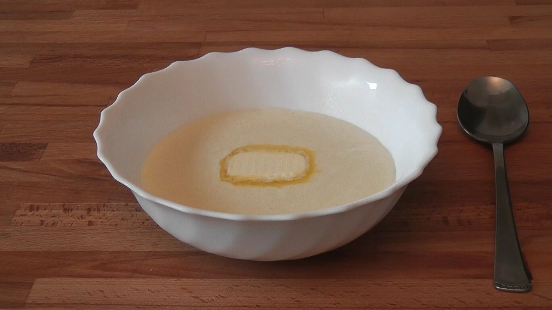 Semolina porridge. Манная каша на молоке. Манная каша на молоке. Манная каша. Каша манная вязкая.