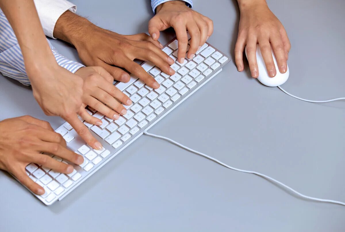 Помощью которого можно значительно. Руки на клавиатуре. Руки печатают на клавиатуре. Человек с клавиатурой. Печатает на клавиатуре.