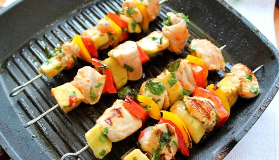 Куриные шашлычки на сковороде. Куриные шашлычки на шпажках с овощами. куриный шашлык на шпажках на сковороде. куриные шашлычки на шпажках на сковороде. шашлычки на сковороде гриль.