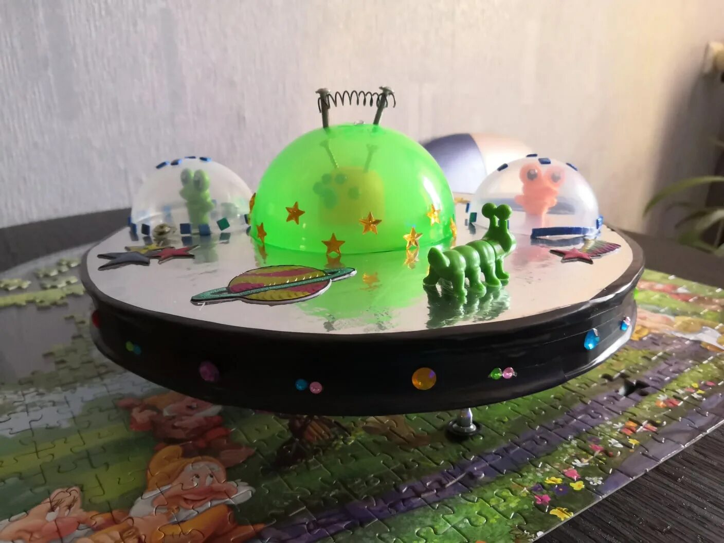 рисунки на конкурс летающие тарелки. рисунок нло для детей красками. поделки на космическую тему. рисование нло в подготовительной группе. озеро черток что внутри земли.