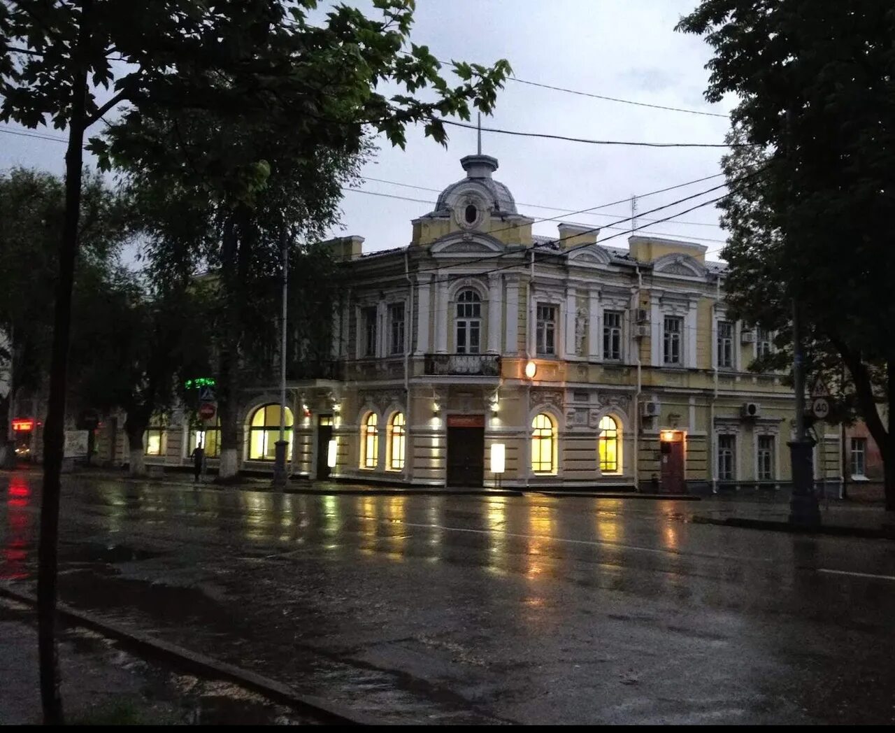 Покажи город таганрог. Таганрог центр города. дом купца гладкова таганрог. таганрог петровская вечером. дворец алфераки таганрог.