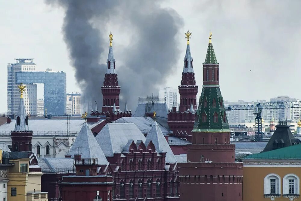 Сколько раз выгорала москва. Площадь напротив мэрии Москвы. Пожар в Москве. Пожар в Москве сейчас в центре на Тверской. Пожар в Москве 2022.