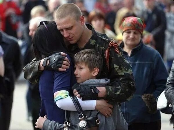 Семья спецназовца. Русский военный с ребенком. Ополченцы с детьми. Солдат с ребенком.