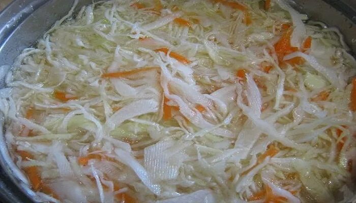 Капуста быстрая с уксусом с чесноком. Капуста в горячем маринаде. капуста под маринадом. капуста в заливке быстрого. квашеная капуста горячим маринадом.