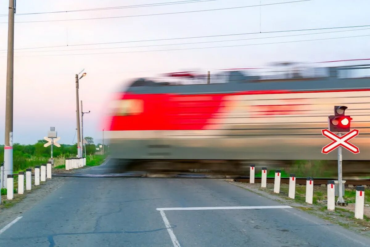 шлагбаум железнодорожный. железнодорожный светофор сигналы. два белых мигающих светофора. светофор для поездов. мигающие красный железнодорожный переезд.