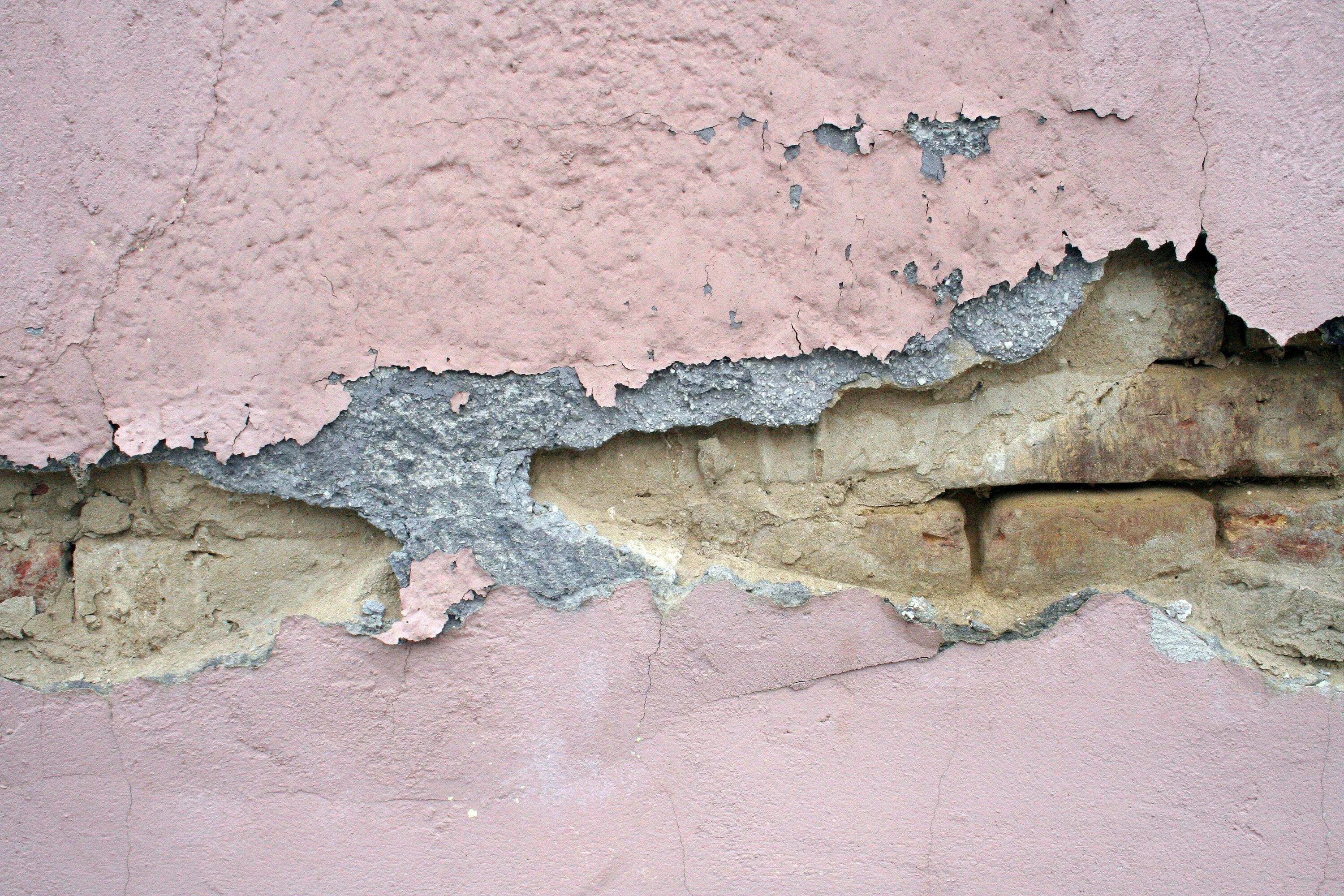 На стене появились трещины. Отслаивание штукатурки. Отслоившаяся штукатурка. Отслоение штукатурки. Фасадная штукатурка трещины.