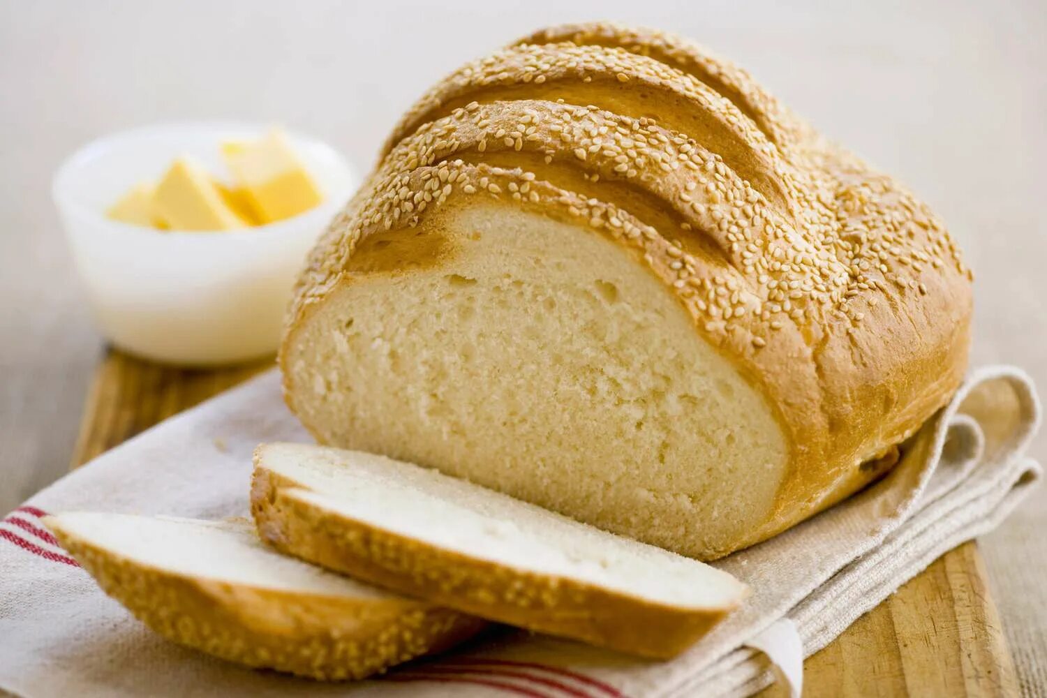 Белый хлеб. Белый хлеб с маслом. Хлеб с маргарином. Кальций в хлебе.