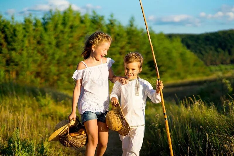 Старшая и младшая сестра гуляют. Старший брат и младший брат. Прогулка брата и сестры. Старшие и младшие братья. Фотосессия брат с сестрой.