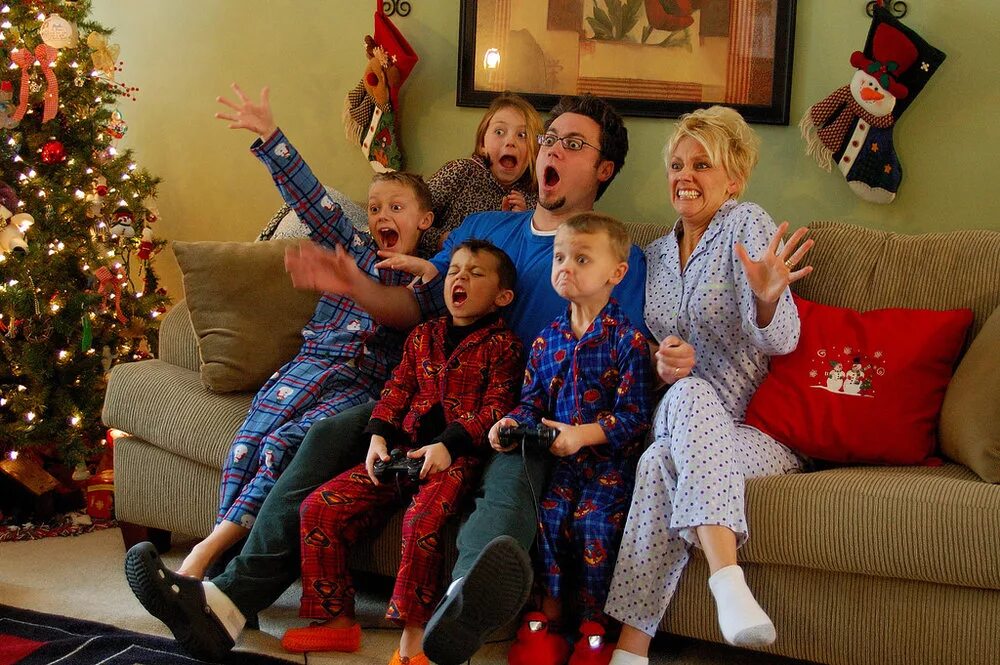 Семейный просмотр пин. Рождество семья. Новый год семья. Семья перед телевизором новый год. Новый год в кругу семьи.