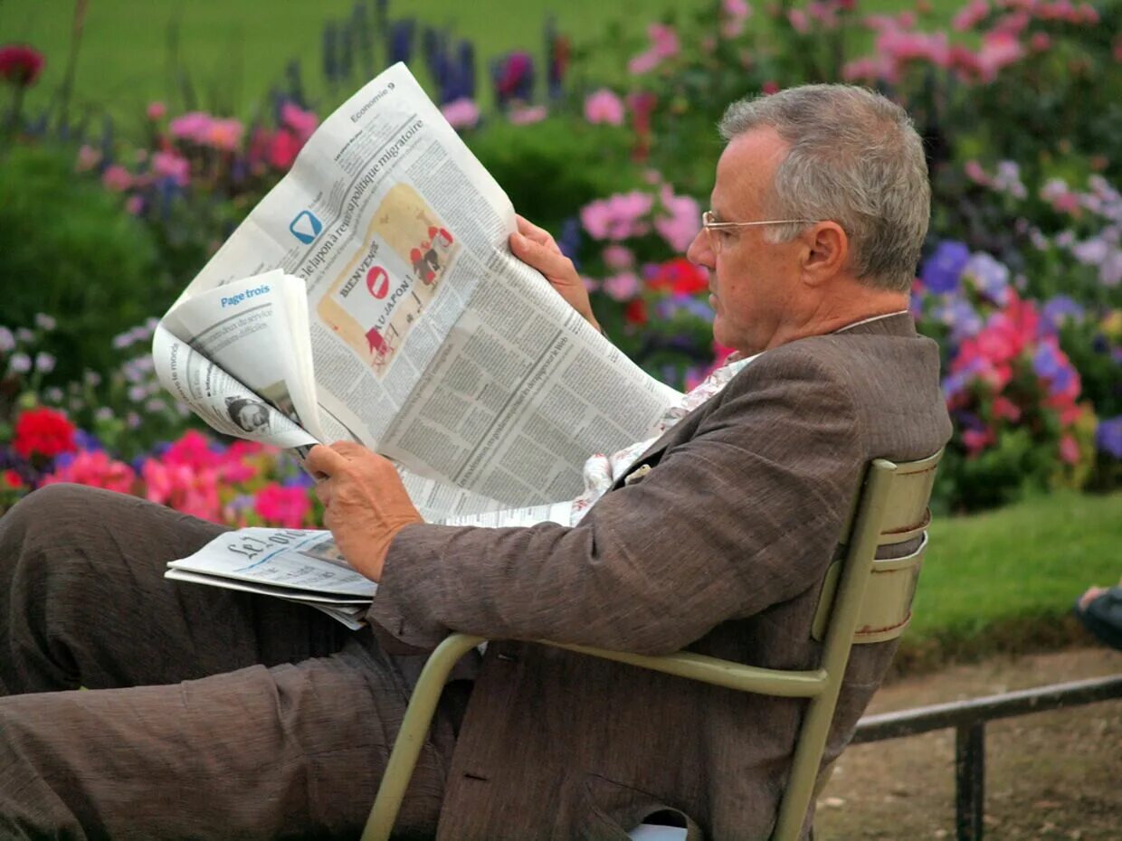 Newspaper and tv. Человек с газетой. Человек читает газету. Парень с газетой. Читатель газеты.