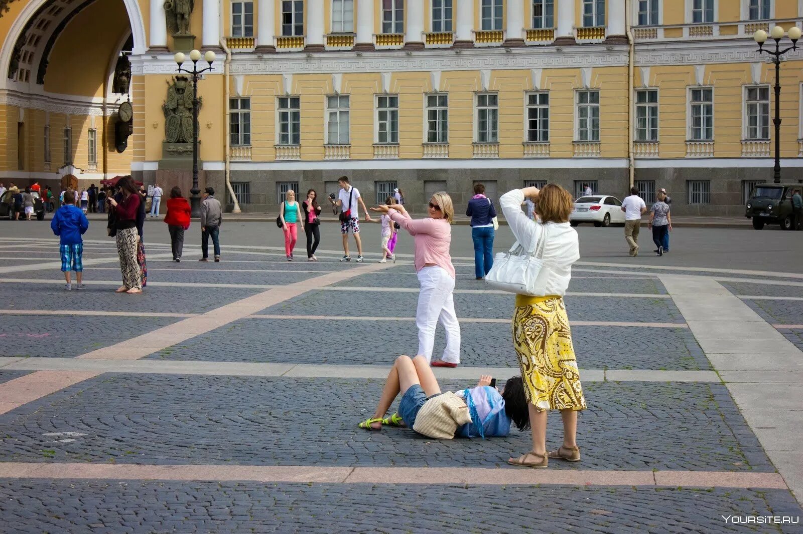 Туристы в Санкт-Петербурге. Петербург люди. Прогулка по Питеру. Люди в Питере летом.