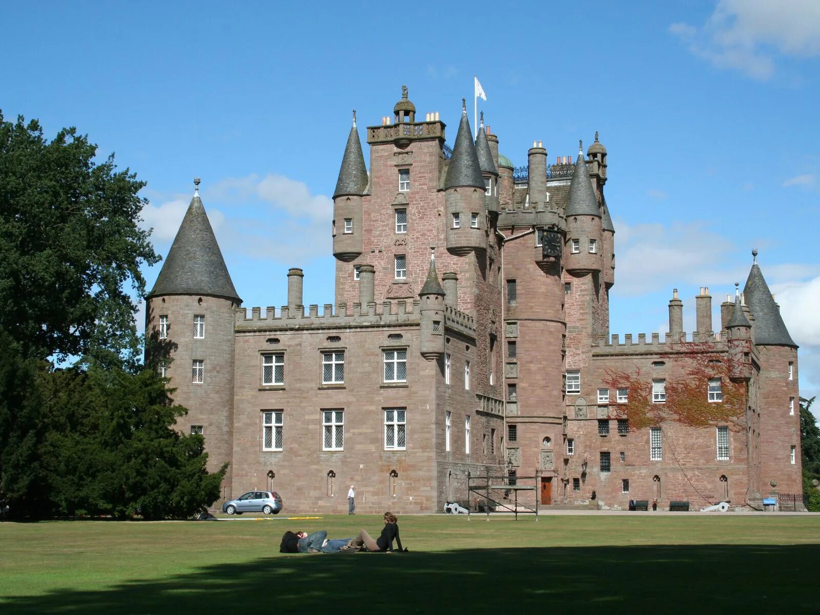 Замок Англия Шато. Замок Глэмис. Замок Мензис Шотландия. Сады замка Глэмис Шотландия.