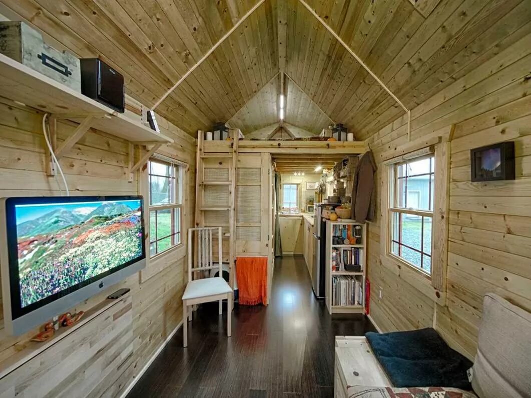 Тини Хаус 20кв метров. Tiny House 20 кв.м. Интерьер дачного домика. Маленький деревянный домик интерьер. Маленький вагончик