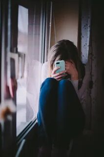 Девочка плачет в окно