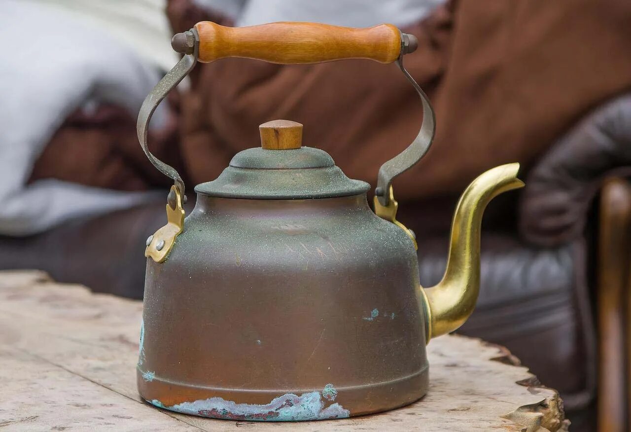 Warm на чайнике. Чайник. Старинный чайник. Жестяной чайник. Чайник электрический медный.