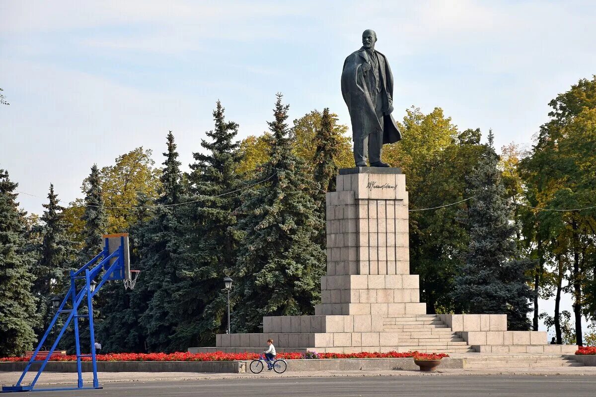 Россия город ульяновск памятники. Памятник Ленину в Ульяновске. Ульяновск памятник Ленину на площади. Памятник Ленину в Ульяновске на площади Ленина. 1. Площадь и памятник в. и. Ленину Ульяновск.