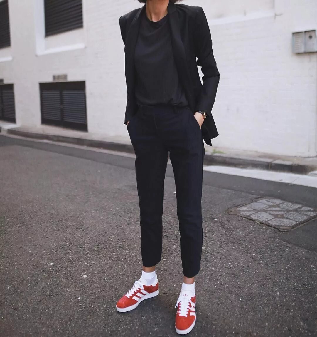 Черные брюки с кроссовками. Adidas Gazelle Red outfit. Adidas Gazelle outfit. Adidas Gazelle образы. Adidas Gazelle looks.