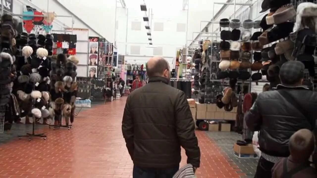 шапки с базара. южные ворота шапки. садовод шляпы женские. рынок садовод бейсболки. шапки с рынка.