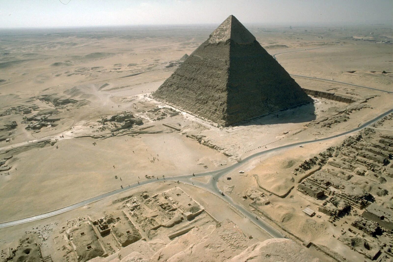 В какой стране находятся пирамиды. Великие египетские пирамиды Гизы. Великая пирамида в Гизе, Египет. Плато Гиза Египет. 2. Пирамиды Гизы.