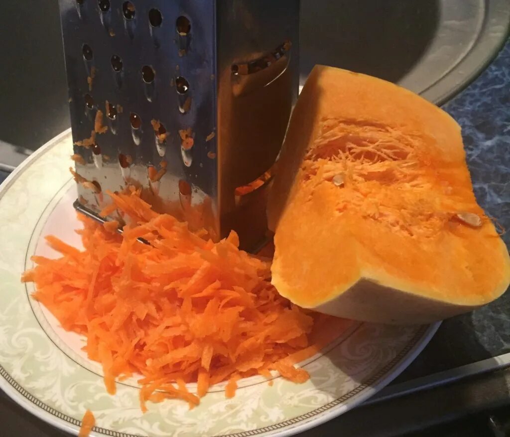 Тыква по корейски. Натертая тыква. Крупно натереть тыкву. Тыква натертый. Салат с тыквой по корейски.