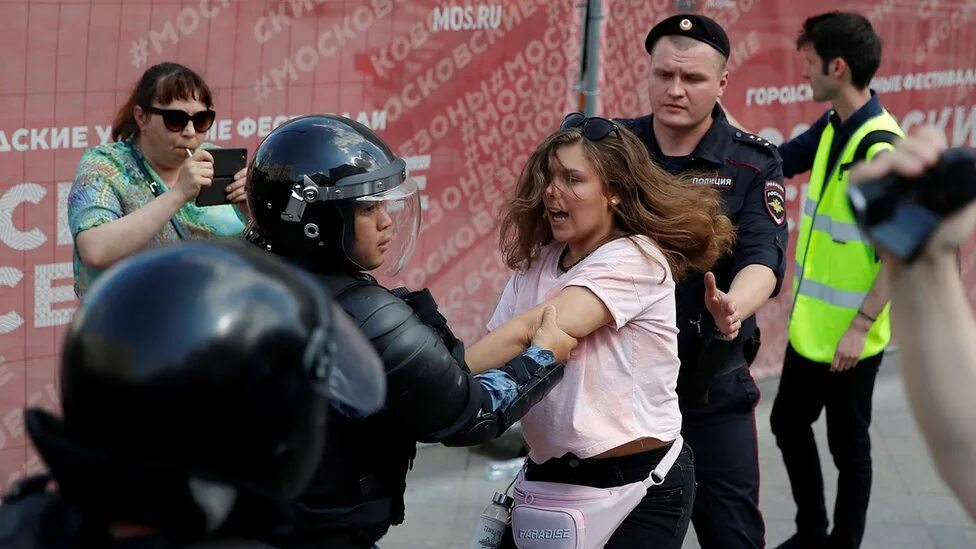 Разгон демонстрантов в Москве. Задержания девушек в Москве 27 июля.