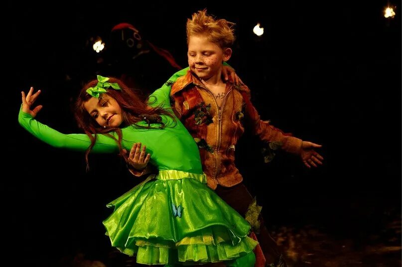 Спектакль ваня в сарафане. Ваня в сарафане. Спектакль ваня в сарафане фото. Ваня в сарафане театр. Ваня в сарафане театр.