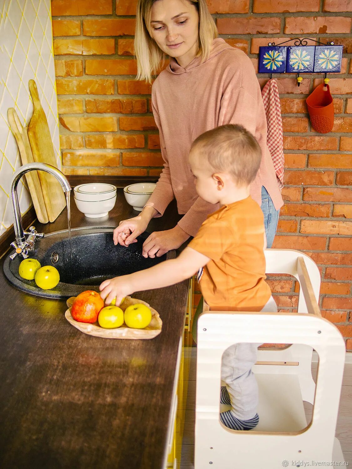 Башня помощник кузя. Башня помощница. башня маленького помощника. помощник монтессори. детская башня помощника монтессори.