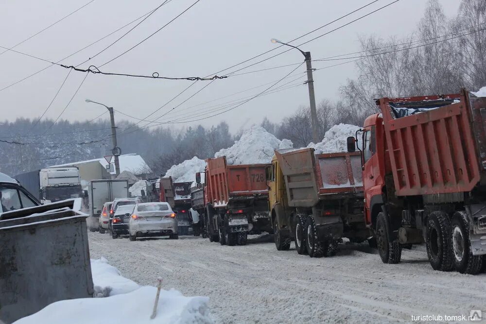 КАМАЗ 55111 снег. КАМАЗ со снегом. Вывоз снега самосвалами. Погрузка снега в КАМАЗ.