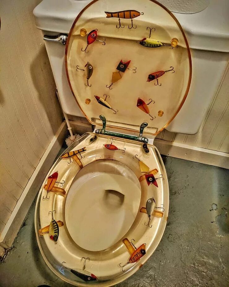 унитаз в туалете. санузел в дачном домике. ванные комнаты в деревянном доме. туалетная комната в доме. квадратный туалет.