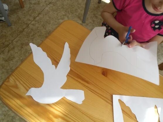Голубь поделка из бумаги. Птицы из потолочной плитки. Поделка голубь из бумаги для детей. Голубь из бумаги объемный. Голубь в старшей группе