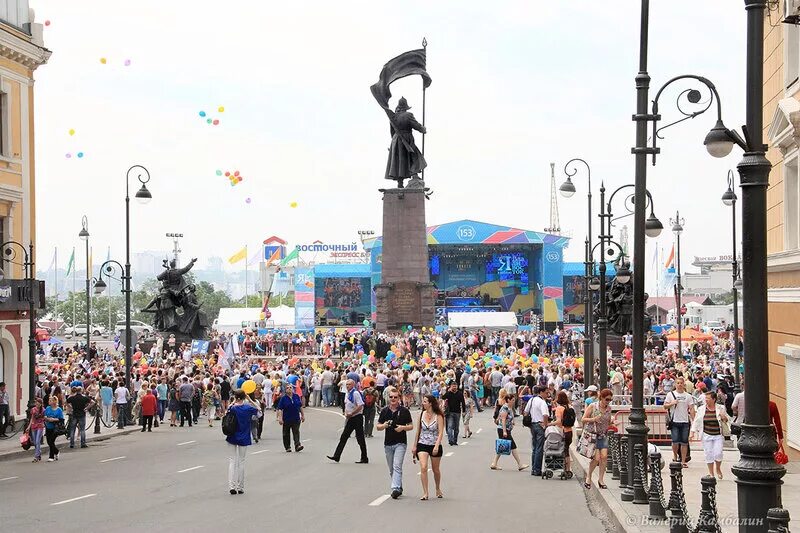 День города 2013 г. Владивосток гуляние на площади. владивосток праздник 2 июня день города. 2013 год город. праздник июль 2013.