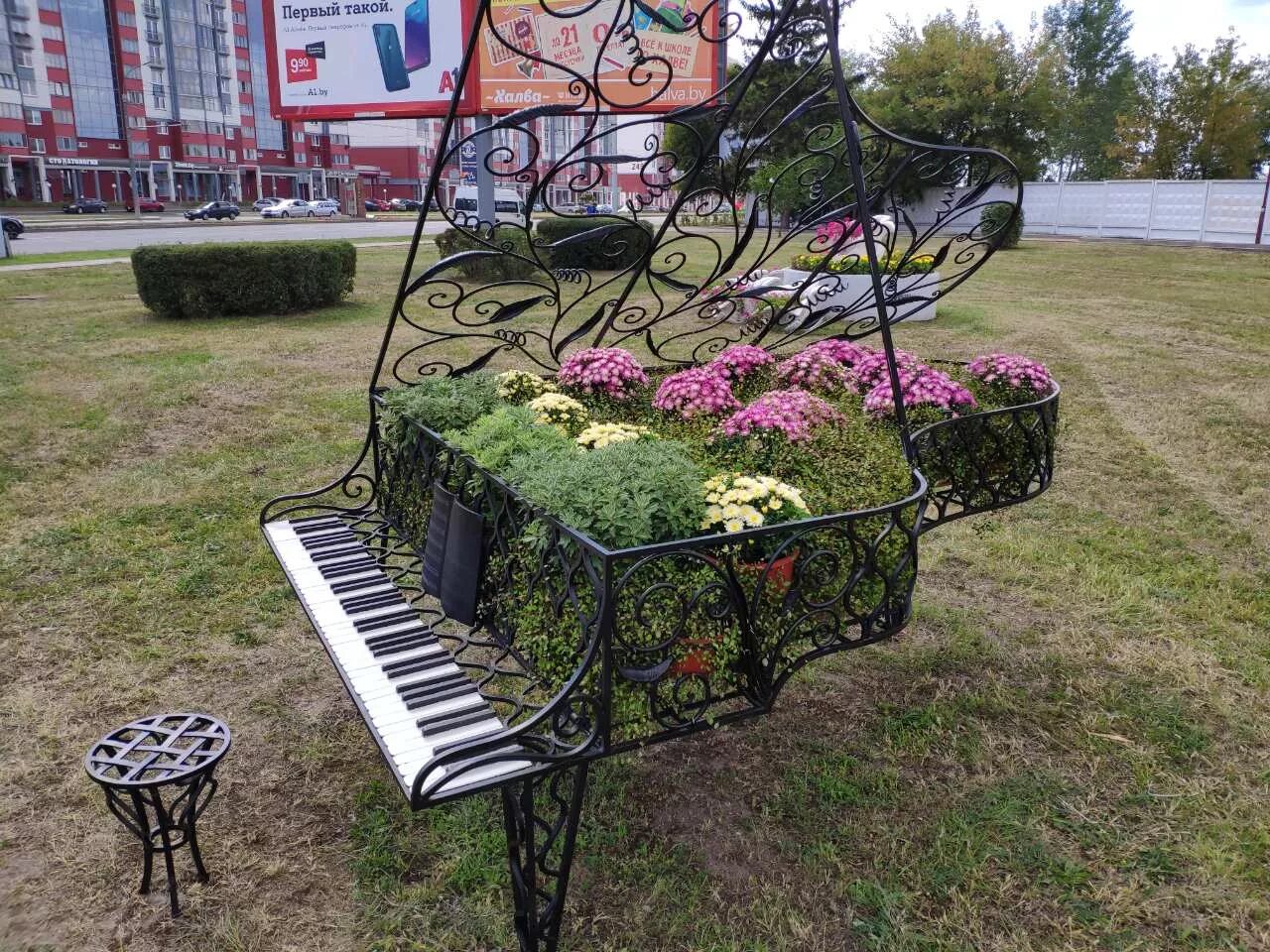 кованые подставки для цветов. цветочницы из металла уличные. конструкции для цветов уличные. клумбы из металла. клумба 3х ярусная каскад.