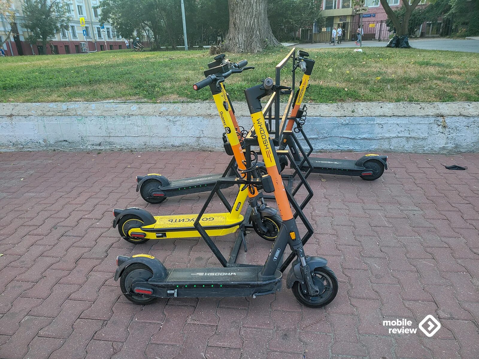 Самокат напрокат в москве через приложение. Электросамокаты парковка. Гоу самокат.