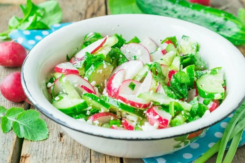 Салат из редиски вкусный рецепт. Салат с редиской. Весенний салат с редиской. Салат с редиской и огурцом. Салат из огурцов и редиса.