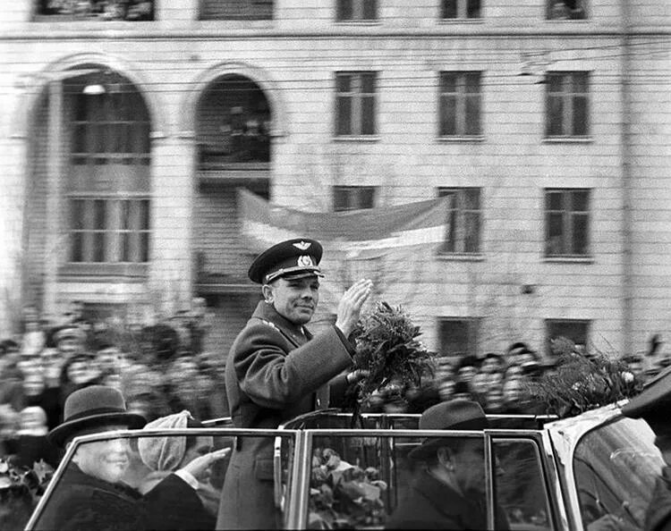 14 апреля 1961 года. Встреча Гагарина в Москве 14 апреля 1961. Гагарин на красной площади 1961. Кортеж Юрия Гагарина Москва 1961. Встреча Гагарина в Москве после полета 1961.