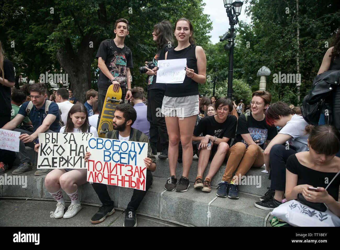 Русские фанаты во франции. Бесчинство. Фото бесчинство фанатов. Бесчинство. Полицейские избивают митингующих.