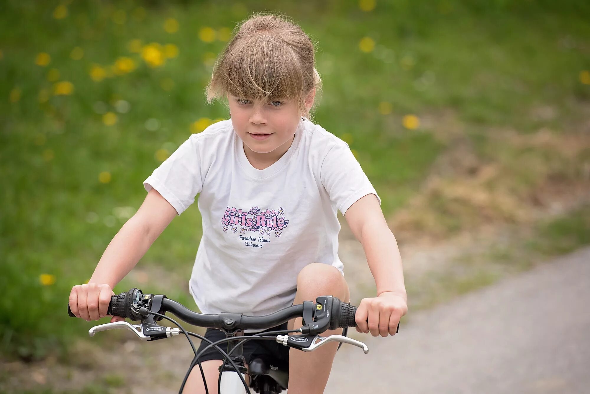 Get on the bike. Дети с велосипедом. Детки на велосипеде. Велосипед для малышей. Дети катаются на велосипеде.